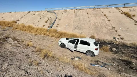 La Laguna Conductora pierde el control y vuelca en puente de El Cuije.jpg
