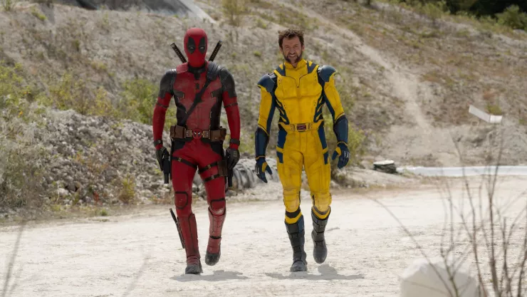 En la imagen vemos a Deadpool y Wolverine caminando de forma épica en el desierto.
