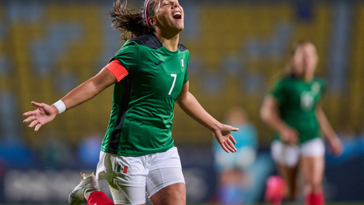 María Sánchez festeja gol con México Femenil