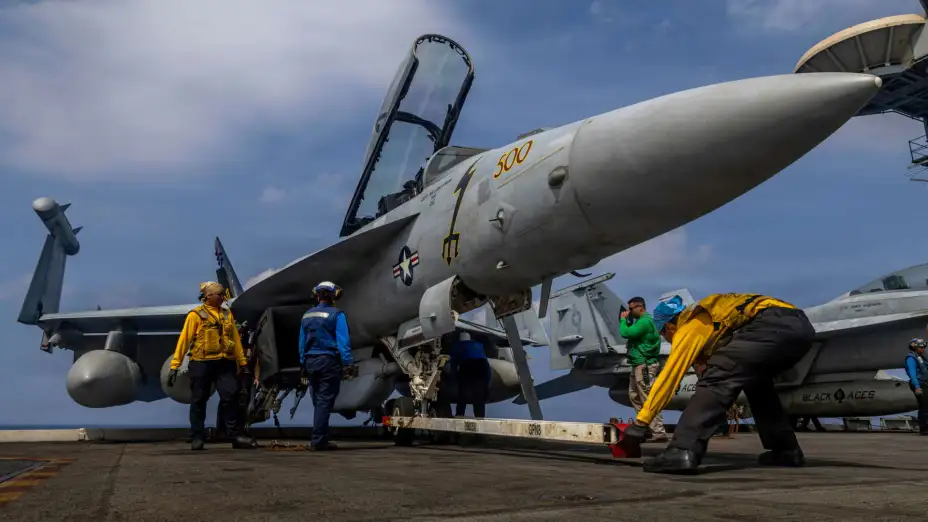 Boeing EA-18G Growler en el portaviones USS Abraham Lincoln