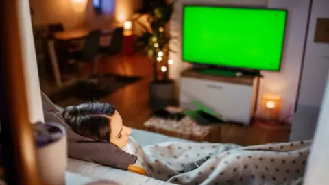 ¿Qué efectos puede tener en el cuerpo dormir con la televisión prendida?