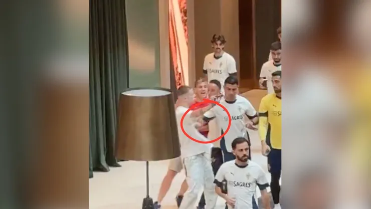 Cristiano Ronaldo empuja a fan