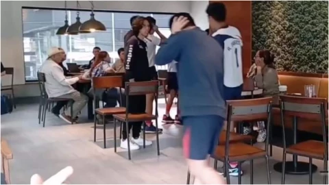 VIDEO_ Explota audífono en el oído de un joven estudiante y sorprende a todos