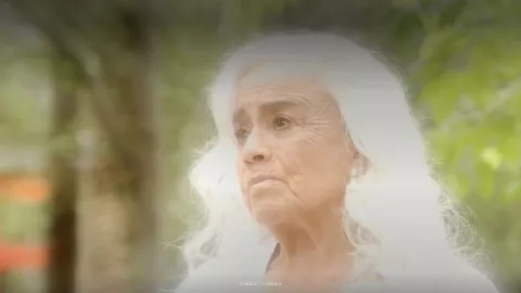 Evangelina Martínez como Ella