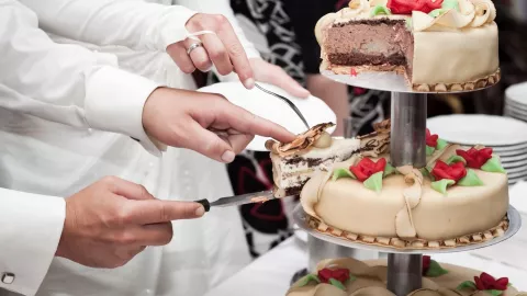 49 ideas de pastel de bodas que puedes tomar como inspiración: desde sencillos hasta muy elaborados.