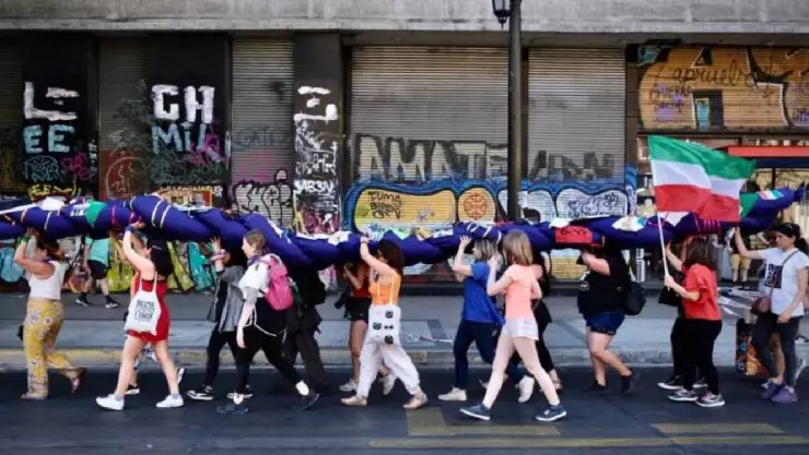 8M 2023_ ¿Qué significa el pañuelo morado y verde