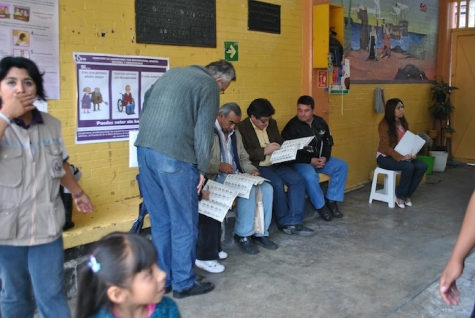 Con ciertos retrasos y con votantes en espera de ejercer su sufragio, iniciaron este domingo las votaciones en algunos estados del país, sin que se presenten irregularidades