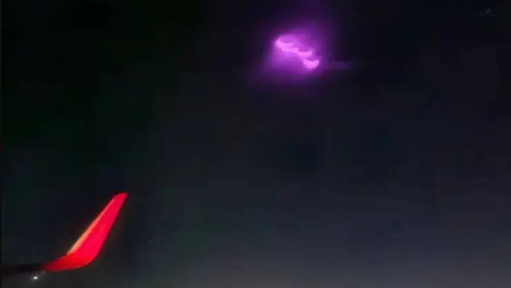 FOTO Azafata capta un impactante ovni rosa y se viraliza