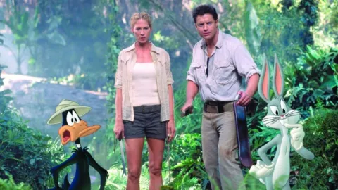 Escena de la película ‘Looney Tunes: de Nuevo en Acción’ (Looney Tunes: Back in Action) con Brendan Fraser, Jenna Elfman y Steve Martin, por Azteca 7. (Crédito: Warner Bros)