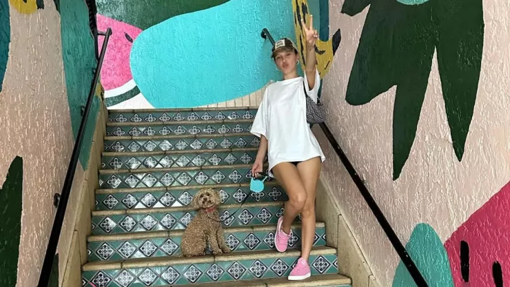 Hijos de la generación Z, video viral de Millie Bobby Brown con su perrhijo