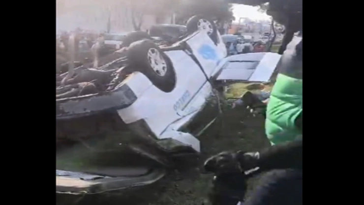 Volcadura de combi en la calzada Ignacio Zaragoza, Iztapalapa