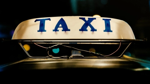 Mujer destrozó parabrisas de taxi tras accidente por coladera sin tapa en Pachuca