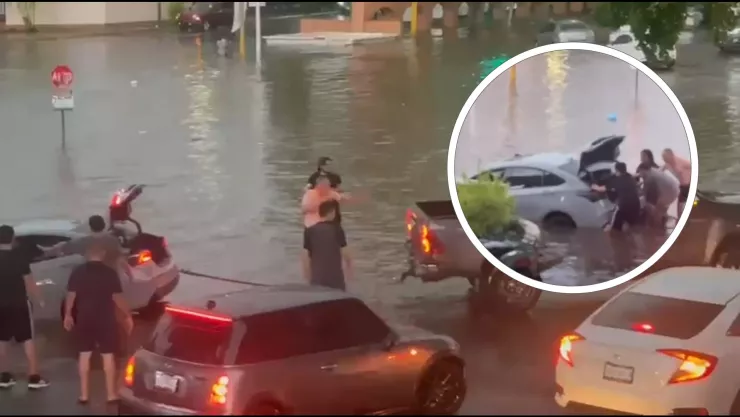 Carro queda atorado en inundación en Las Quintas