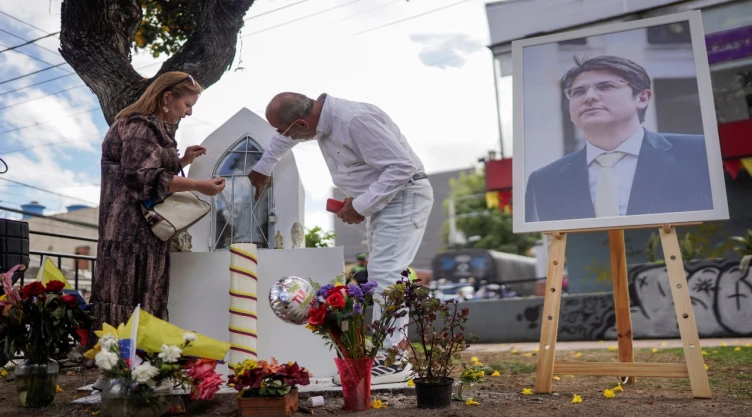 caso del asesinato del senador miguel uribe turbay, El rostro de la víctima. a la derecha, el sospechoso harold barragán, alias ‘harol’, séptimo detenido en la investigación del crimen.