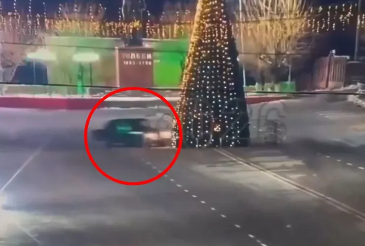 El árbol de Navidad fue derribado por un conductor en plena vialidad