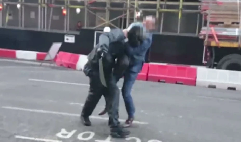 Un hombre enfrentó a un ladrón en Londres, Reino Unido, pese a que éste último estaba armado con un machete