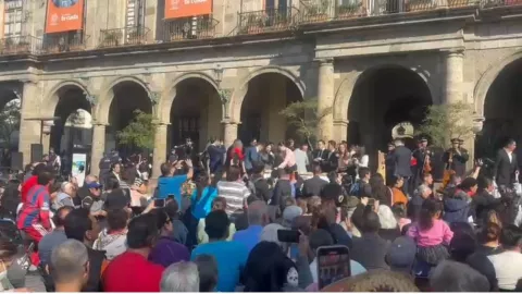 Más de mil 700 litros de chocolate y mil 700 rosales se reparten en el Centro de Guadalajara por la fiesta de aniversario
