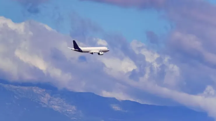 Desvían avión comercial y aeronave del Ejército tras posible riesgo de colisión en aeropuerto de EU