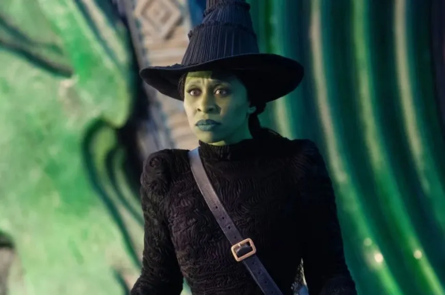 Los trajes de los personajes secundarios, como los habitantes de Oz y los animales fantásticos, añaden una capa adicional de creatividad y fantasía. Cada prenda está diseñada para resaltar la personalidad y el viaje emocional de los personajes, contribuyendo a la atmósfera de maravilla y aventura que caracteriza a la película.
Crédito: Universal Pictures