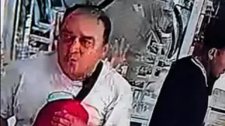 Adulto mayor es captado ROBANDO celular; fue DETENIDO en el Centro: Así fue el momento