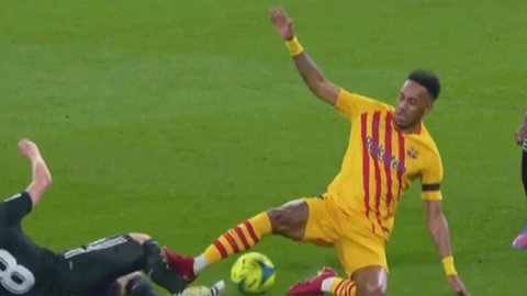 Entrada de Aubameyang a Toni Kroos