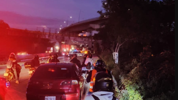 Tráiler queda DESTROZADO sobre la autopista México-Puebla hoy