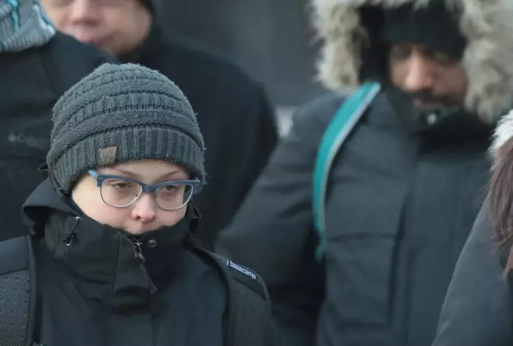 niño con chamarra y gorro