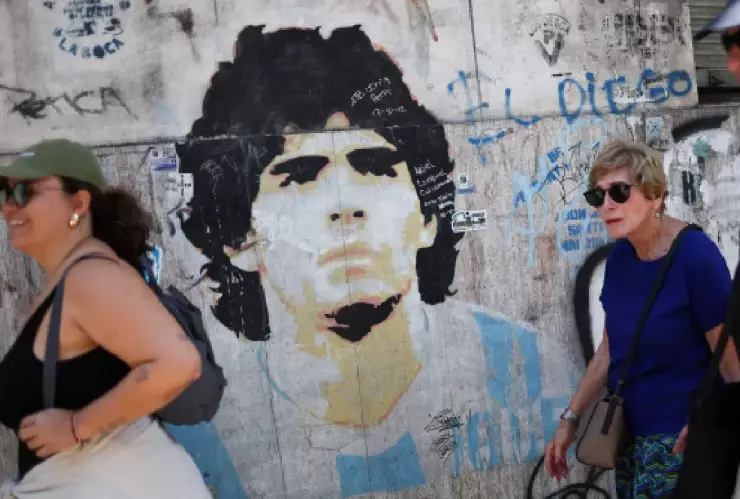 Embargan a Hermanas y abogado de Maradona por presunto fraude con su nombre