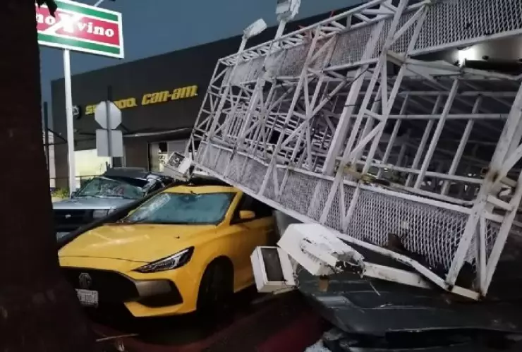 Espectacular cae en plaza Las Palmas