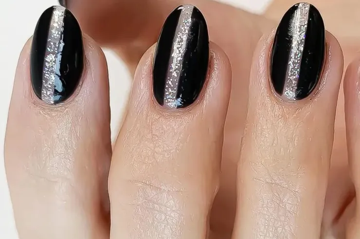 Basta con un toque de esmalte plata para que tu manicure negro se vea especial