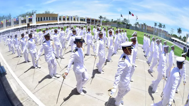 El saludo militar, ejecutado con el sable, de la SEMAR.