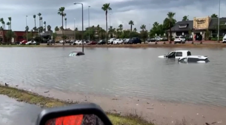 Fuertes lluvias inundan Texas y Tamaulipas, con tres muertos y rescates en Reynosa.