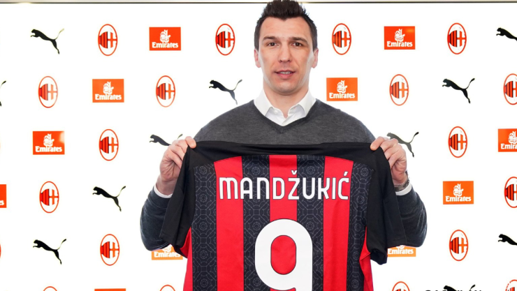 Mario Mandzukic con la camiseta del Milan