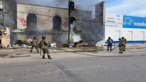 Incendio en edificios abandonados de la Av. López Portillo de Cancún.jpg
