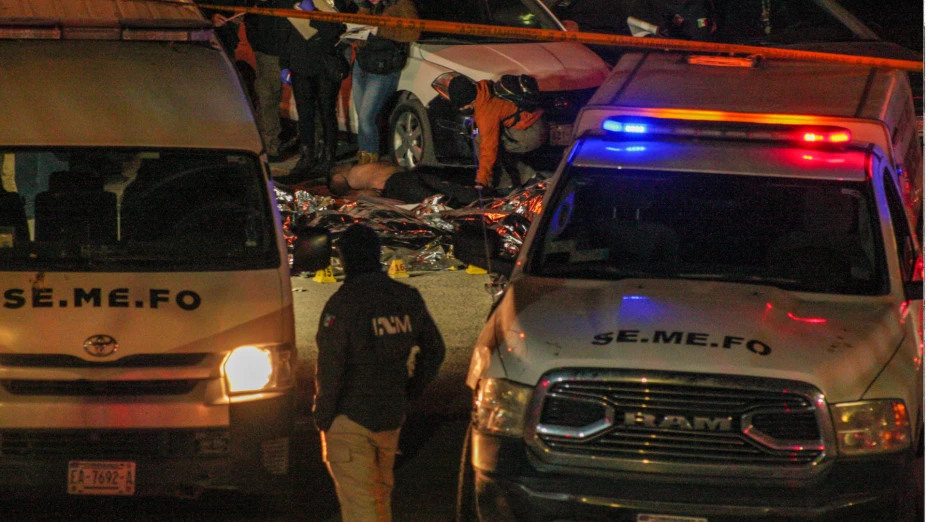 Ambulancias en INM de Ciudad Juaŕez luego de un incendio.