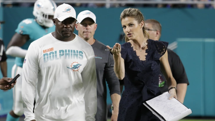 El entrenador de los Dolphins de Miami Brian Flores habla con la reportera deportiva de Fox Erin Andrews antes d ela sdegunda mitad de un partido de pretemporada de la NFL contra los Jaguras de Jacksonville el jueves ,22 de agosto del 2019. Imagen: A