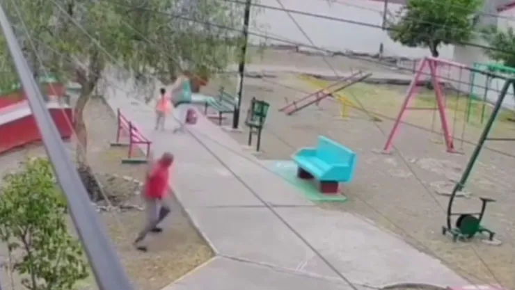 VIDEO Hombre ataca con una piedra a adulta mayor y a una niña en plena calle de Saltillo