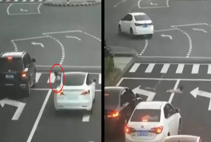 Video Cae niño por la ventana de un auto, se queda en la vía