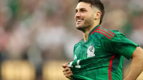 Santiago Gimenez entró a la convocatoria de México