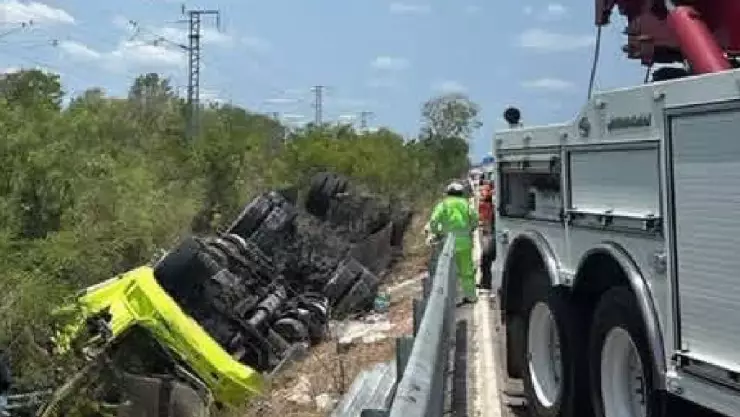 ¡Alerta! Reportan VOLCADURA de tractocamión en la Mérida-Cancún; ¿hay heridos?