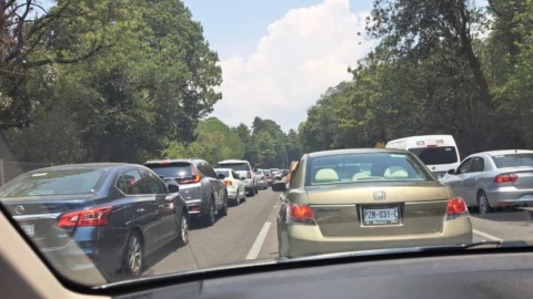Campesinos paralizan la autopista México-Cuernavaca