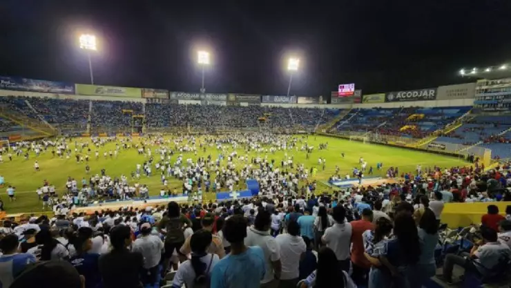 12 muertos y 100 heridos deja estampida en el estadio Cuscatlán, El Salvador