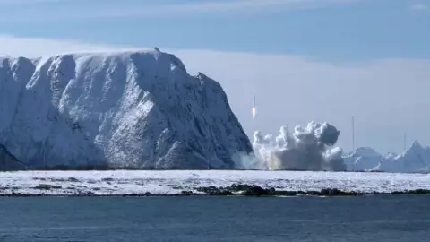 Lanzamiento de cohete orbital espacial