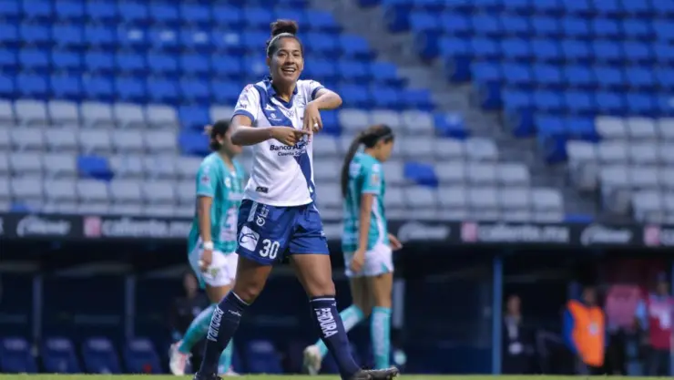 Aisha Solórzano festeja gol con Puebla Femenil