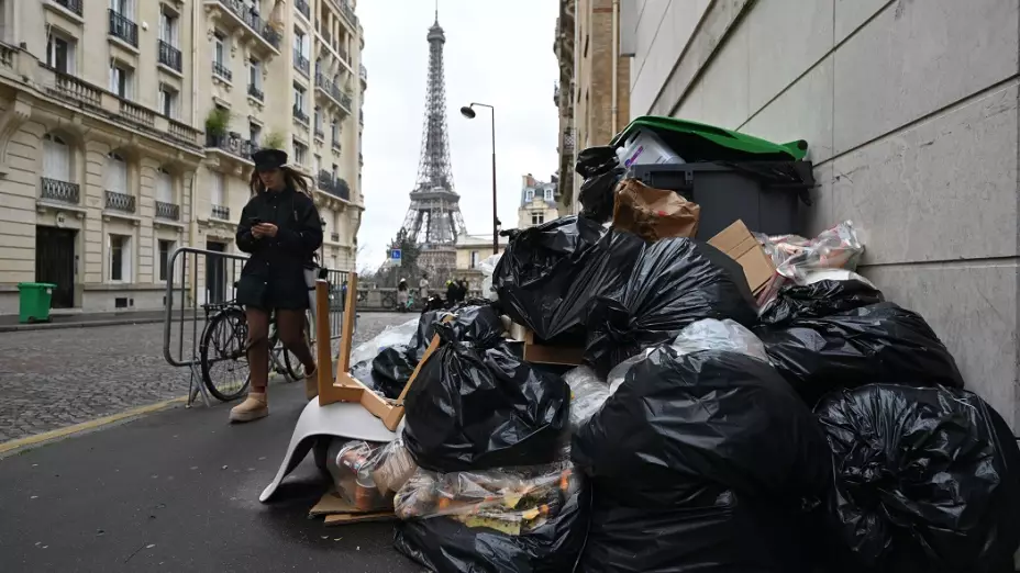 París bajo toneladas de basura por huelga de trabajadores