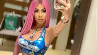 Yailin con cabello rosa..jpg