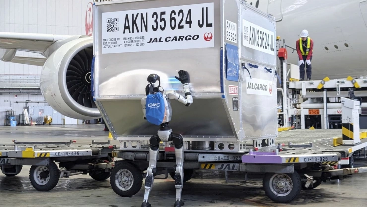 Robot humanoide en demostración de Japan Airlines.