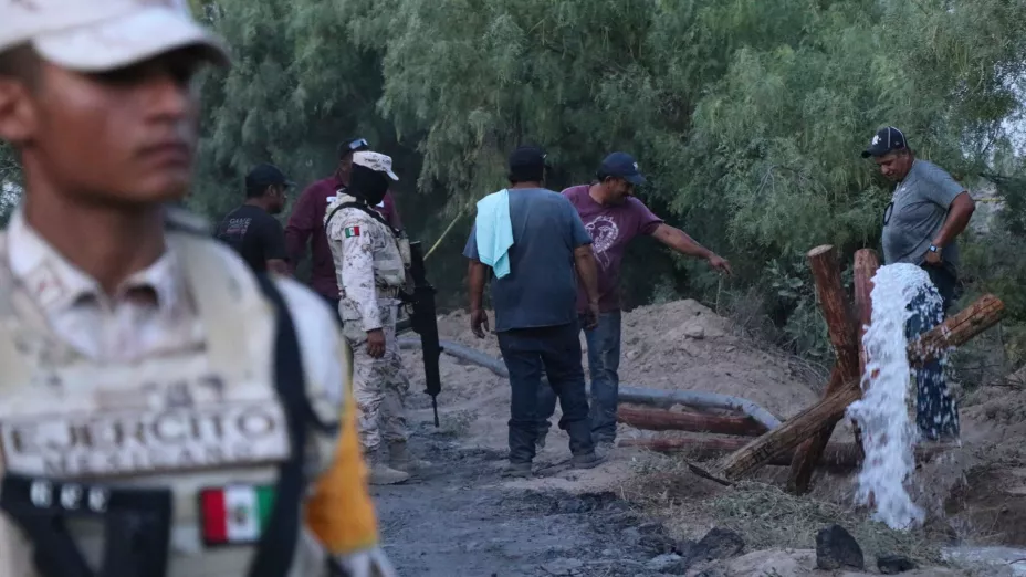 Crece impaciencia en familias de mineros atrapados en México.jpg