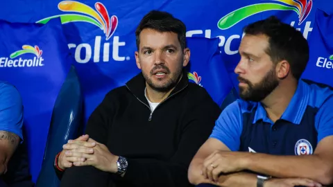 Nicolás Larcamón, DT de Cruz Azul, durante el partido ante el León
