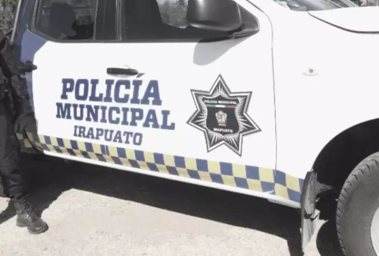 Policía saca a menor de una escuela